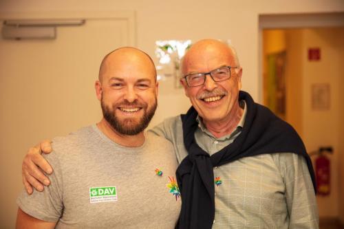 Wie gewohnt hat Max (rechts) unsere MV 2019 mit dem für MVs nötigen Humor moderiert. Wolfgang haben wir als unseren Vorstand Mitgliederverwaltung bestätigt.